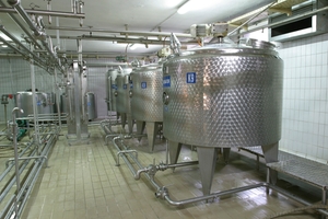 Tanques de armazenamento de leite na produção de laticínios