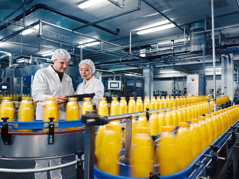 Envasamento de suco de laranja em uma fábrica de bebidas