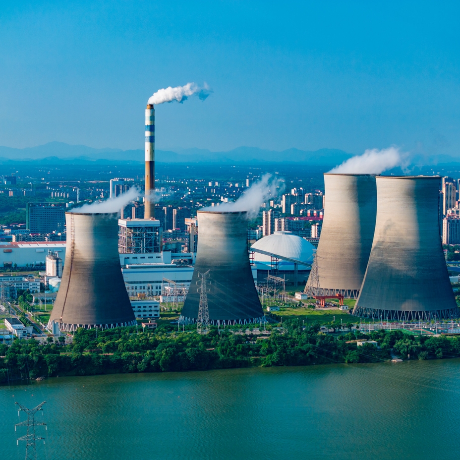 Vista aérea de uma fábrica de energia