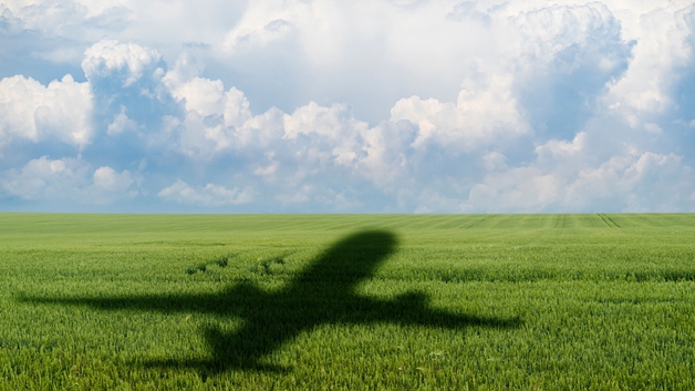 Sombra do avião no campo agrícola