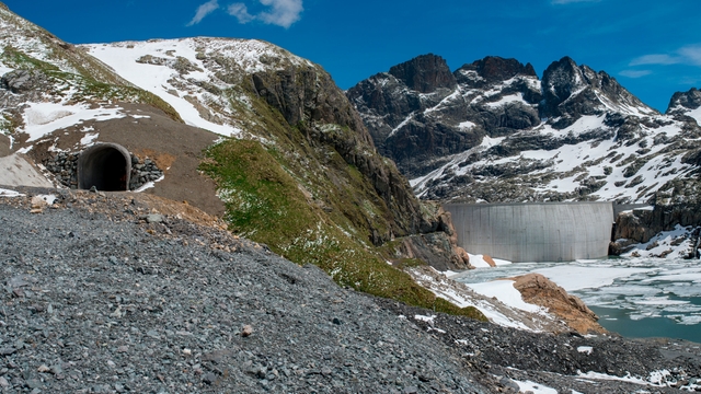 Sistema de reservatórios duplos em altas montanhas no interior dos Alpes Suíços