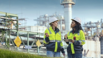 Experts for sustainability initiatives in front of a power plant