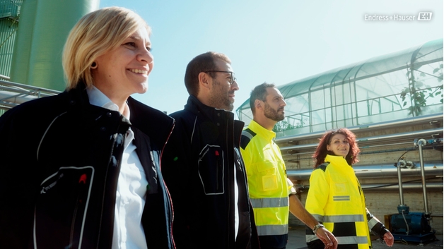 Team walking the Acqua & Sole plant in Vellezzo Bellini, Italy