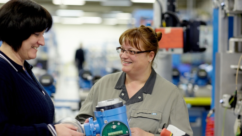 Endress+Hauser Flow França, Cernay, mulher com medidor de vazão