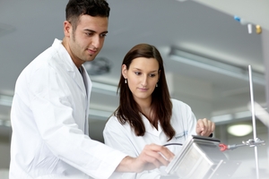 Dois funcionários de uma empresa farmacêutica analisando análise de dados