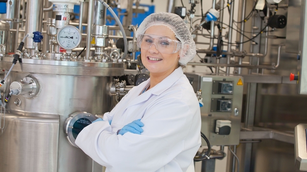 Cientista em uma instalação de produção em sala limpa na indústria de Life Sciences