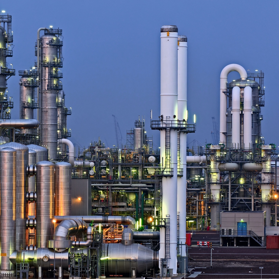 Refinaria de óleo e gás à noite