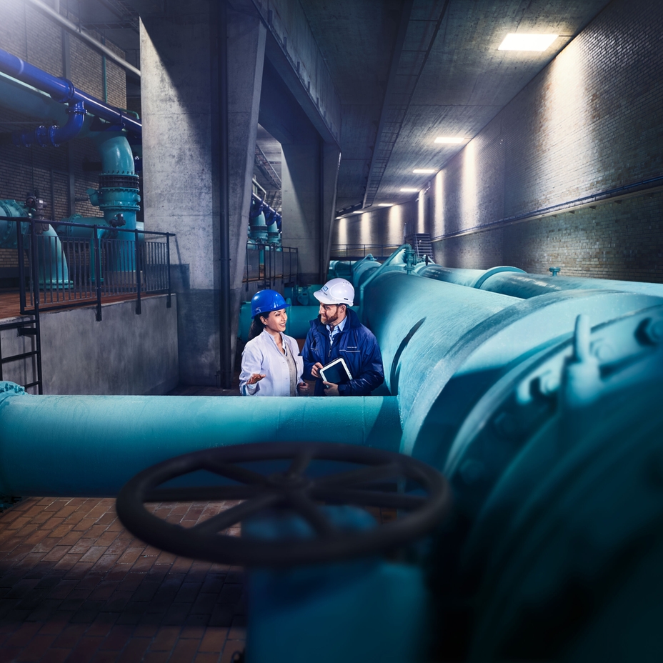 Engenheiro em frente a uma usina de águas e efluentes