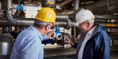 Um cliente e um engenheiro da Endress+Hauser em uma refinaria.