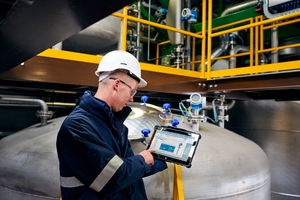 Gerente de manutenção com um tablet SMT70 em uma fábrica de produtos químicos