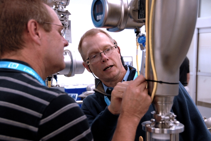 Clientes realizando um desafio PTU® (Process Training Unit) durante um Encontro de soluções de processo.