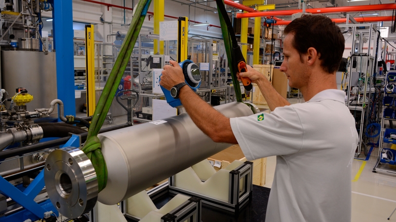 Endress+Hauser Flow Brasil, Itatiba, homem levantando um medidor de vazão