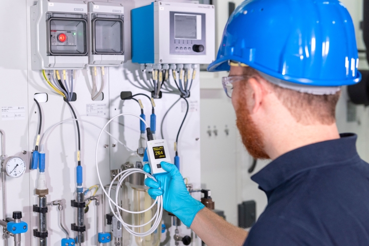 O empregado do laboratório verifica os valores do pH no laboratório