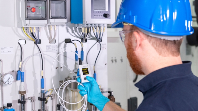 O empregado do laboratório verifica os valores do pH no laboratório