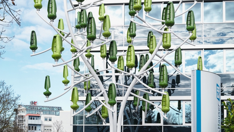 A wind tree feeds the e-vehicle charging station at Endress+Hauser Liquid Analysis in Gerlingen.