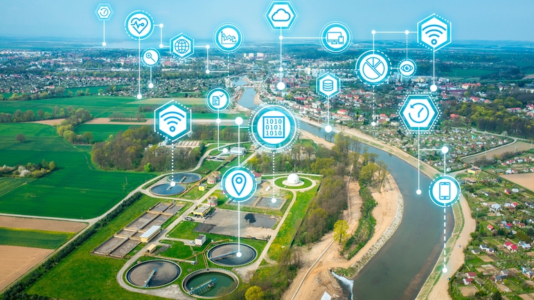 Uma estação de tratamento de água, um rio e uma cidade vistos de cima com ícones representando a digitalização