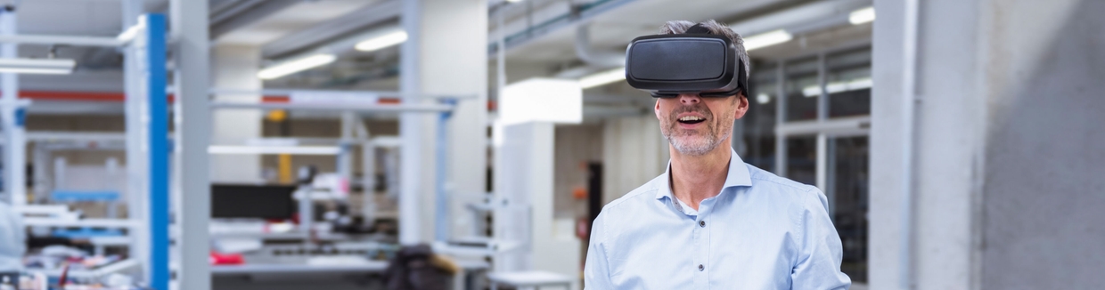 Homem no escritório com óculos de realidade virtual