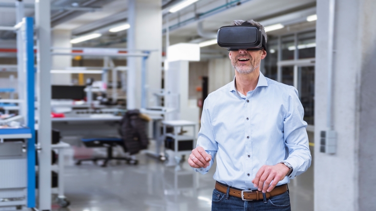 Visitor experience with the VR glasses at the Endress+Hauser virtual booth.