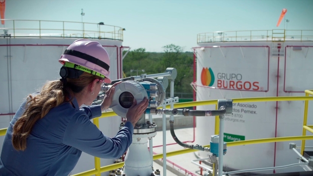 Mulher com equipamento da Endress+Hauser na indústria do Grupo Burgo