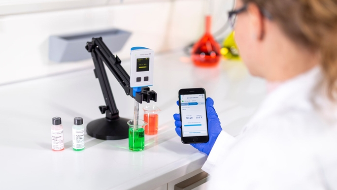 Funcionário do laboratório examinando amostras no laboratório
