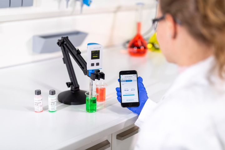 Funcionário do laboratório examinando amostras no laboratório