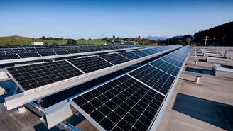 Painéis solares no telhado do edifício da Endress+Hauser