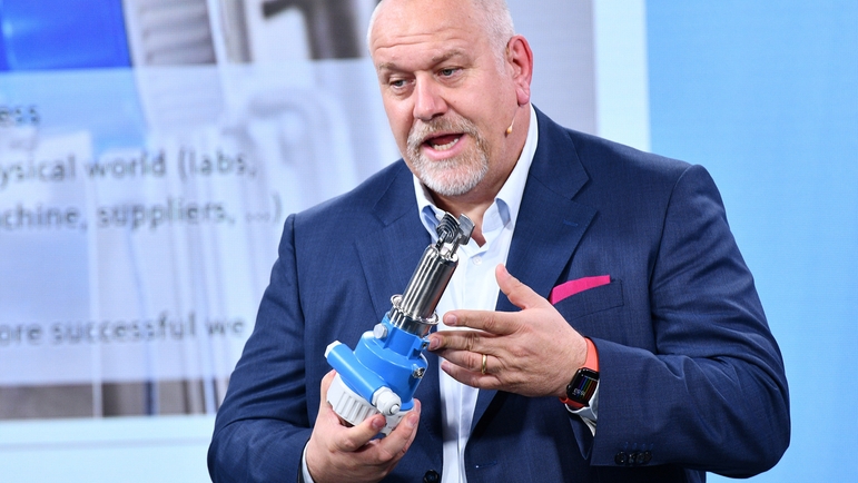 Matthias Altendorf no palco da Reunião de Inovadores da Endress+Hauser.