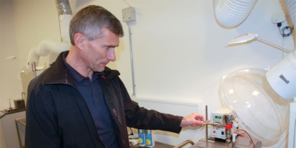 Calibração do sensor de temperatura em um laboratório por Tommy Mikkelsen, metrologista em chr Hansen