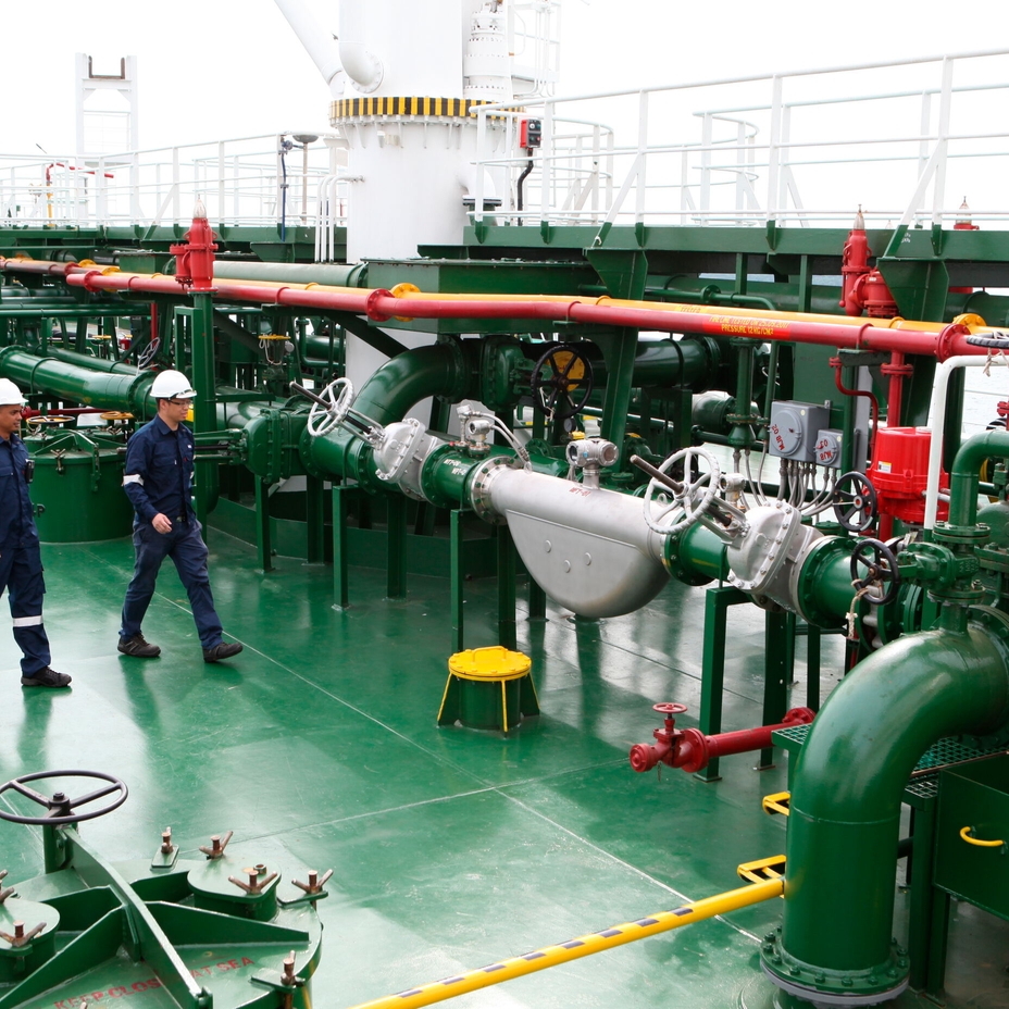 Bunkering operations in a harbor