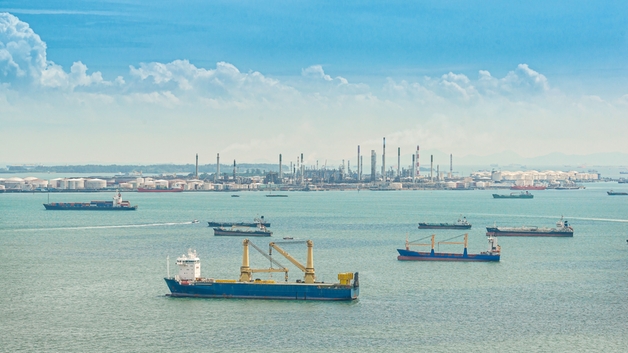 Um porto com diversas embarcações e navios de bunker