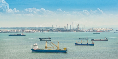 Um porto com diversas embarcações e navios de bunker