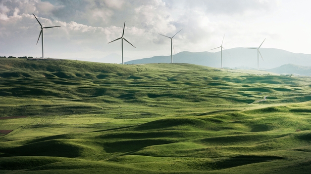 Moinhos de vento em campos verdes