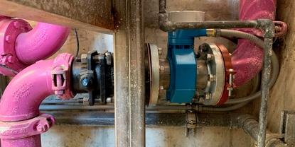 A Promag W com um projeto de passagem total 0 x DN instalado em um espaço confinado