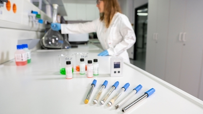 Medidor de pH portátil com eletrodos em um laboratório