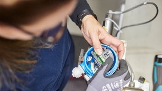 Funcionários da Endress+Hauser com o produto