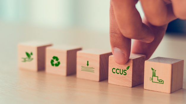 Conceito de Captura, Utilização e Armazenamento de Carbono (CCUS) simbolizado por cinco blocos.
