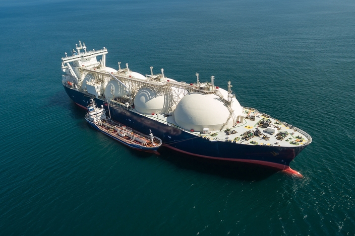 Barcaça de bunkering e navio durante o processo de bunkering de GNL