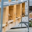 As pequenas abelhas são cuidadas por um funcionário treinado como apicultor